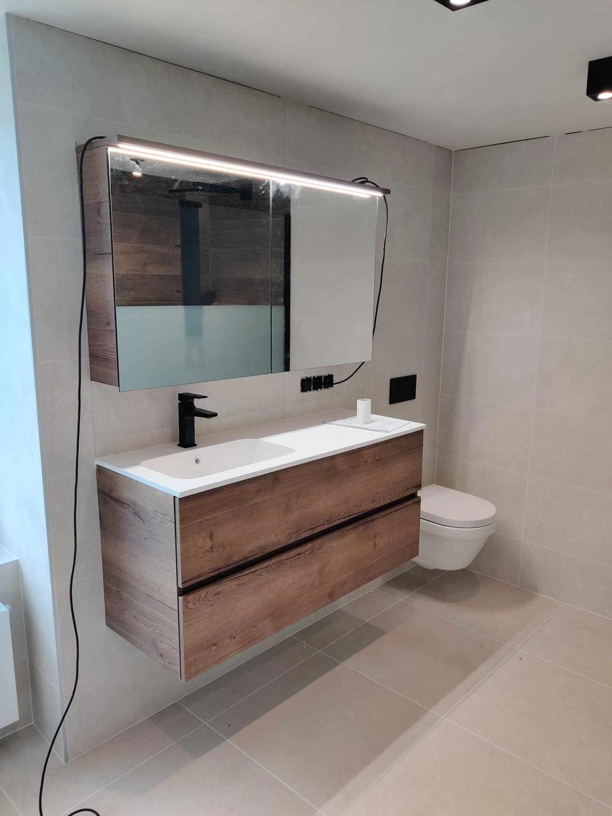 Meuble de salle de bain installé par MB Hydro